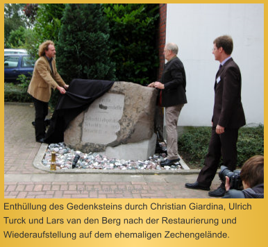 Enthllung des Gedenksteins durch Christian Giardina, Ulrich Turck und Lars van den Berg nach der Restaurierung und Wiederaufstellung auf dem ehemaligen Zechengelnde.  (c) Lars van den Berg