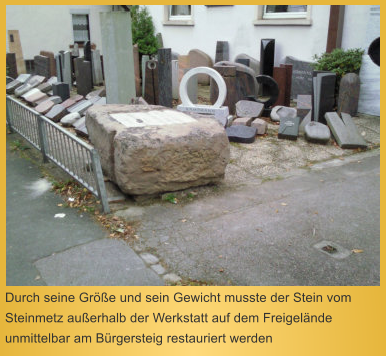 Durch seine Größe und sein Gewicht musste der Stein vom Steinmetz außerhalb der Werkstatt auf dem Freigelände unmittelbar am Bürgersteig restauriert werden  (c) Lars van den Berg