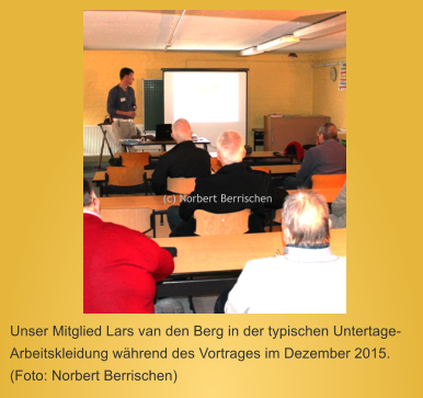Unser Mitglied Lars van den Berg in der typischen Untertage-Arbeitskleidung während des Vortrages im Dezember 2015. (Foto: Norbert Berrischen) (c) Norbert Berrischen