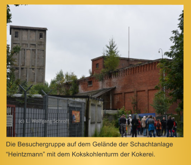 Die Besuchergruppe auf dem Gelnde der Schachtanlage Heintzmann mit dem Kokskohlenturm der Kokerei. (c) L. Wolfgang Schroff